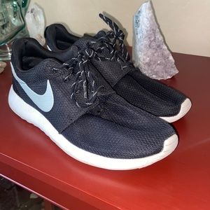 Nike Roshe size 8